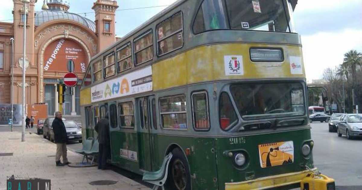I colorati bus a 2 piani: �Dominavano su Bari, ora marciscono in deposito�